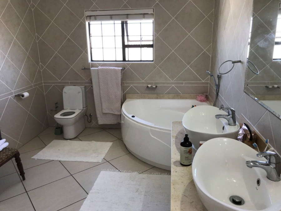 9 Bedroom Property for Sale in Wavecrest Eastern Cape